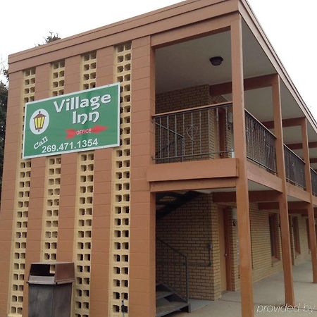 Village Inn Motel - Berrien Springs Bagian luar foto