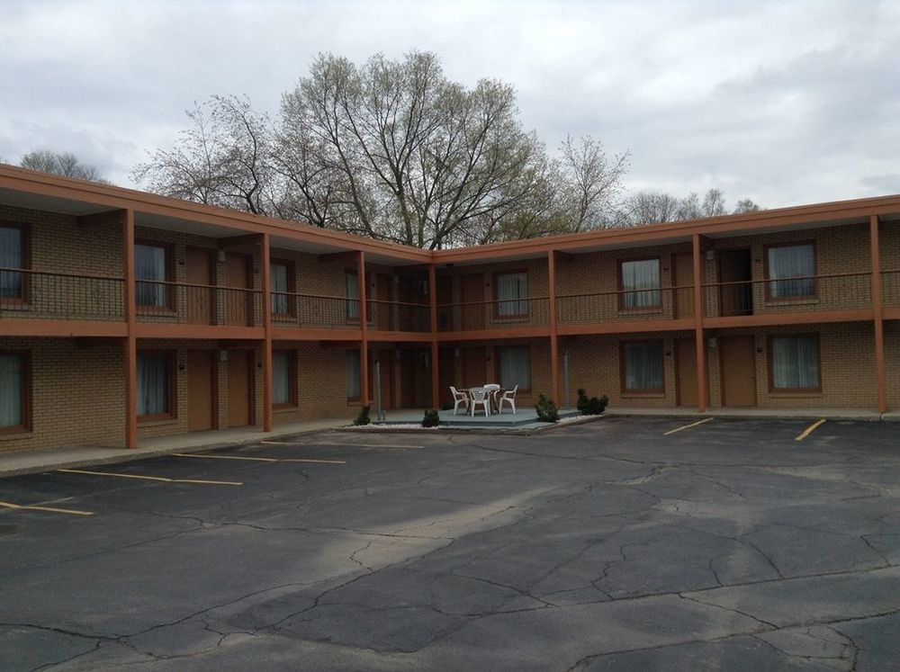 Village Inn Motel - Berrien Springs Bagian luar foto